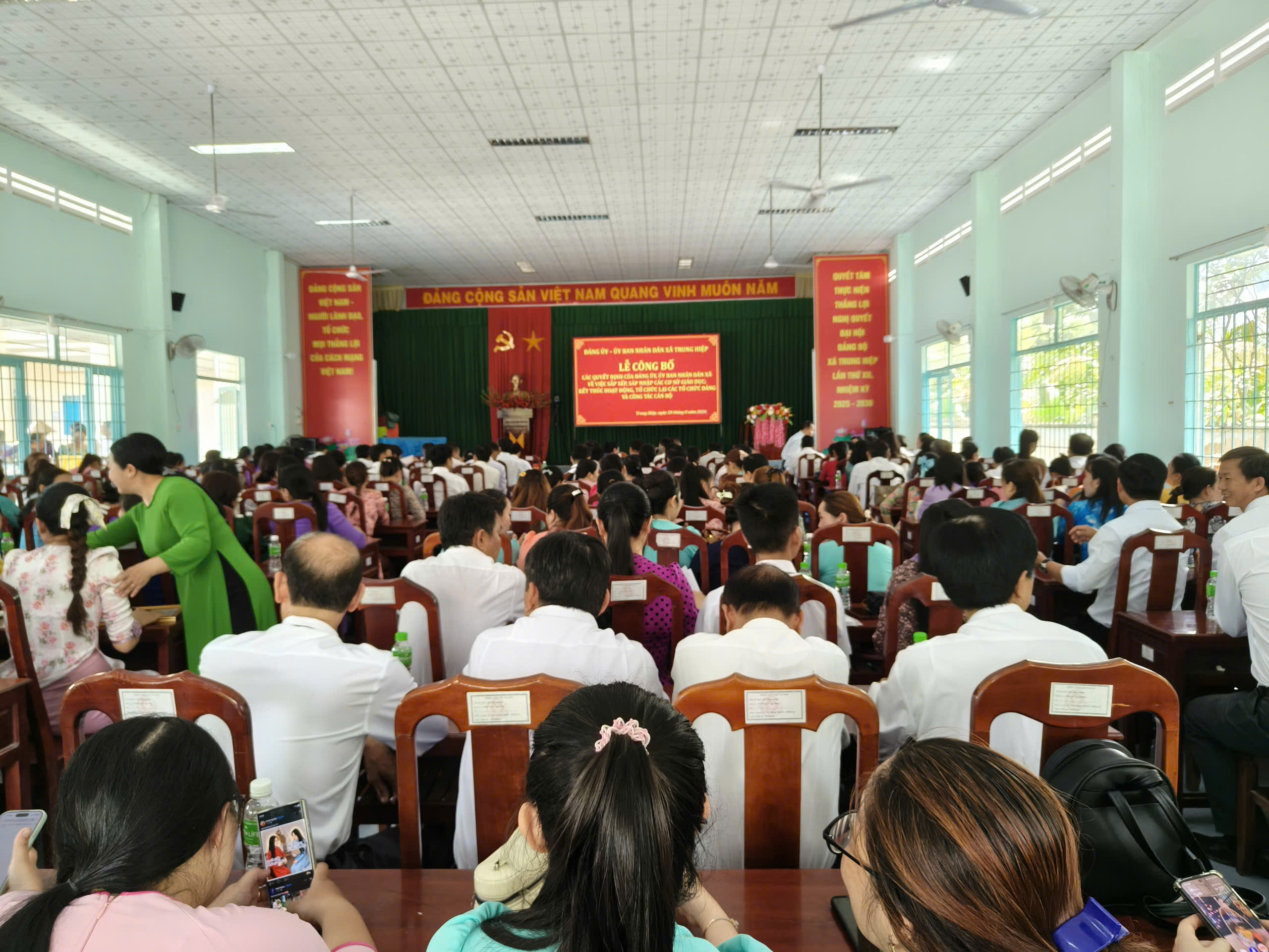 Xã Trung Hiệp trao các quyết định sắp xếp, kiện toàn các cơ sở giáo dục sau sáp nhập