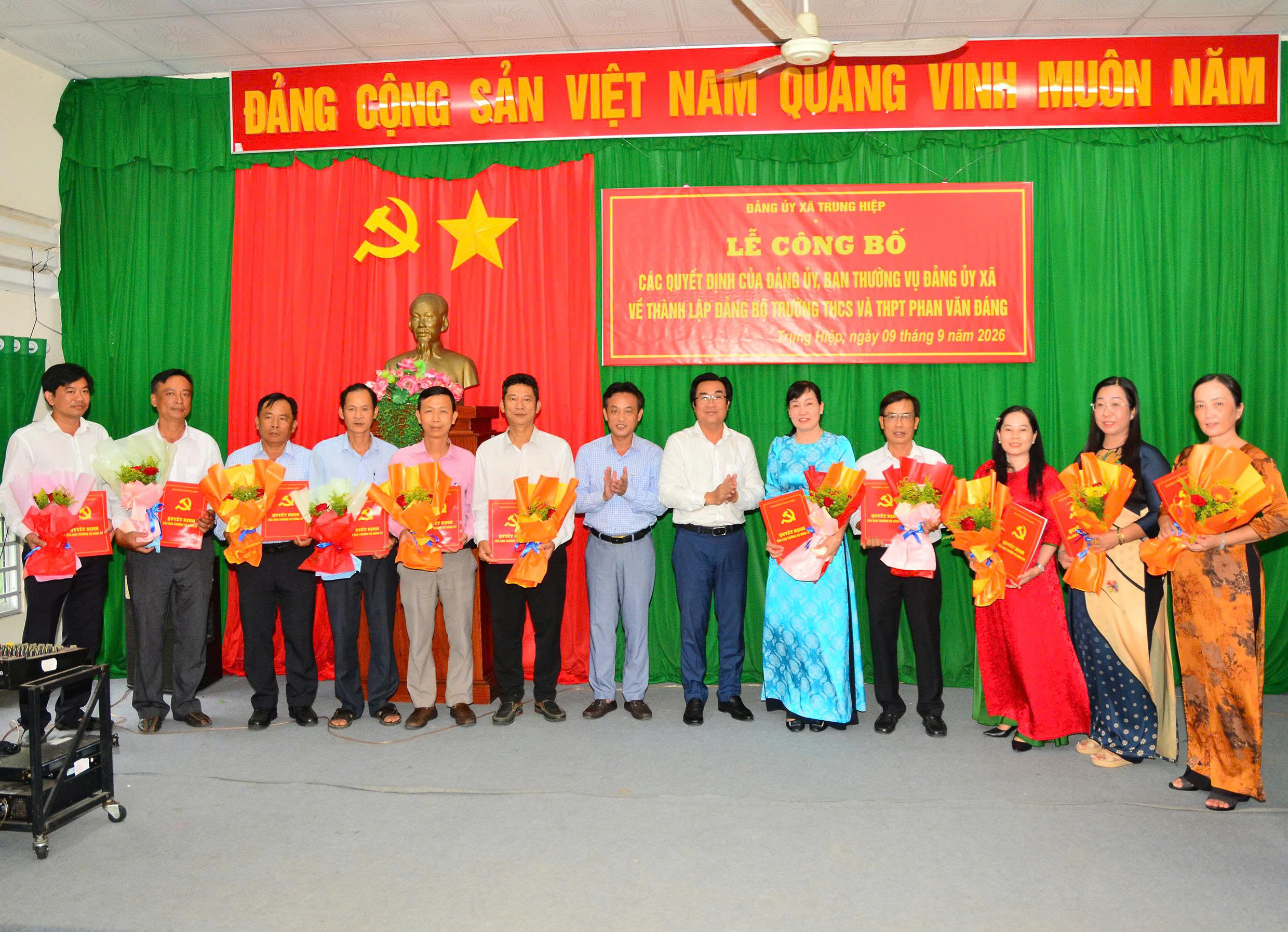 Đảng ủy xã Trung Hiệp công bố, trao các quyết định về công tác tổ chức, cán bộ tại trường trung học cơ sở và trung học phổ thông Phan Văn Đáng