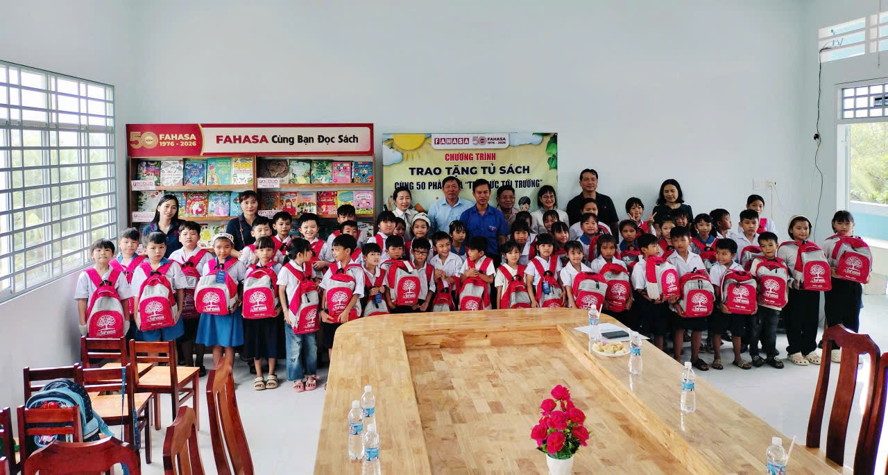 FAHASA TP. Hồ Chí Minh trao tặng 2 kệ sách, 600 đầu sách và 50 suất quà cho học sinh trường tiểu học Trung Hiệp