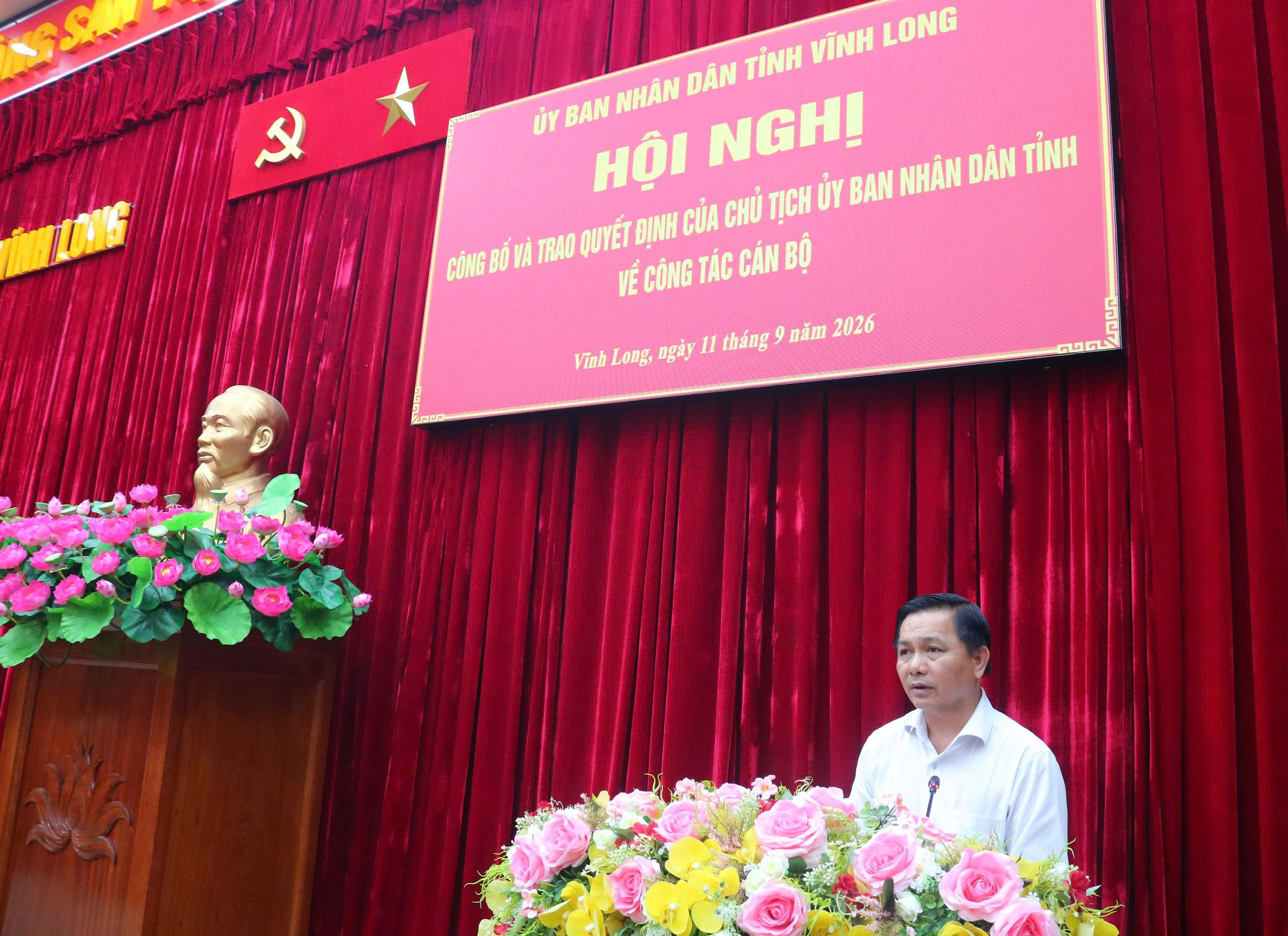 Ban Thường vụ Tỉnh ủy Vĩnh Long công bố và trao các quyết định về công tác cán bộ