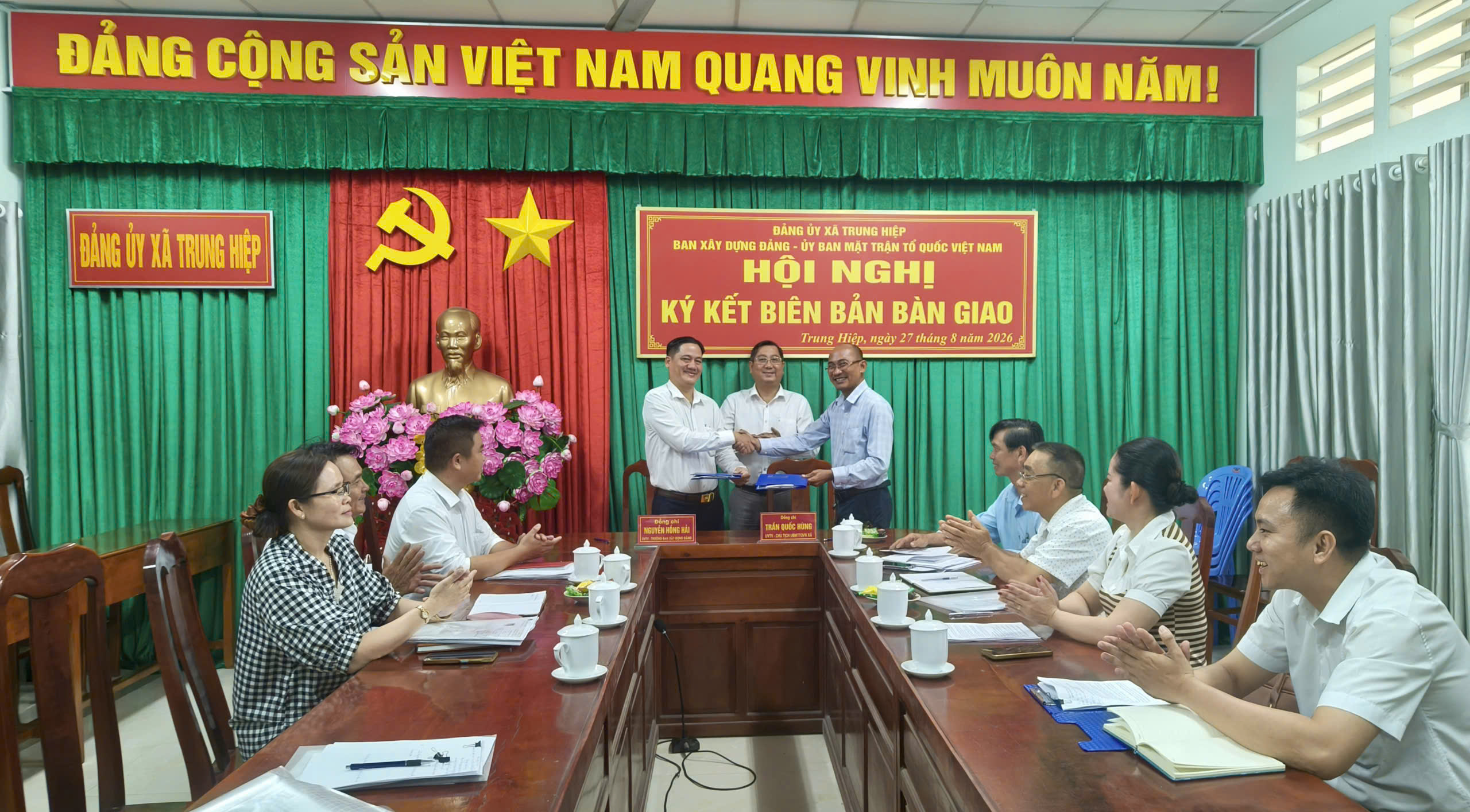 Trung Hiệp tổ chức hội nghị bàn giao nhiệm vụ công tác dân vận, dân tộc và tôn giáo