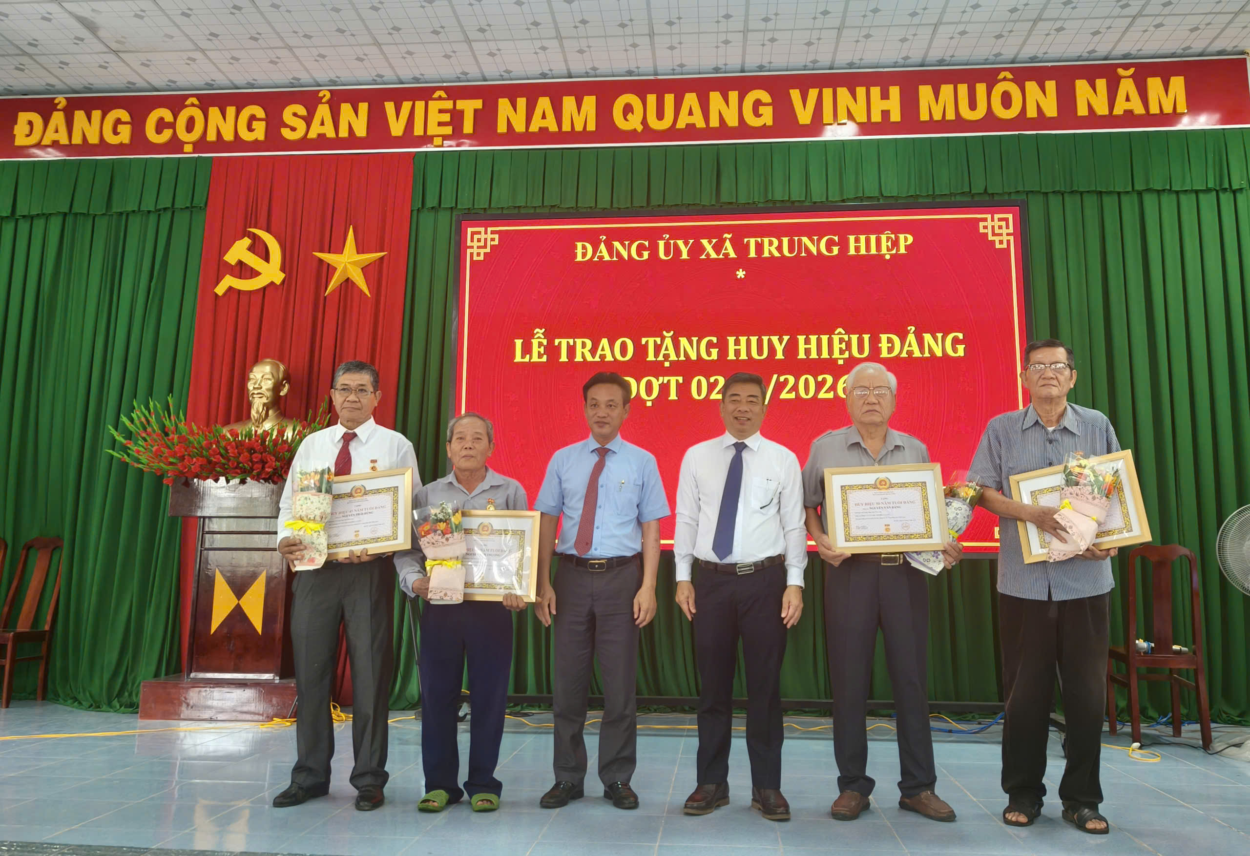 Trung Hiệp trao Huy hiệu Đảng cho 61 đảng viên đợt 2/9
