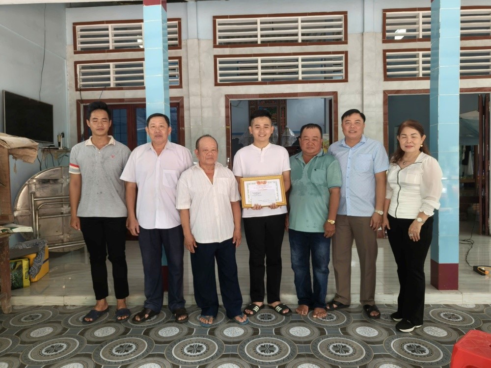 Ấm áp chuyến thăm, chúc mừng tân sinh viên Ngô Hoàng Sơn trúng tuyển vào trường quân đội