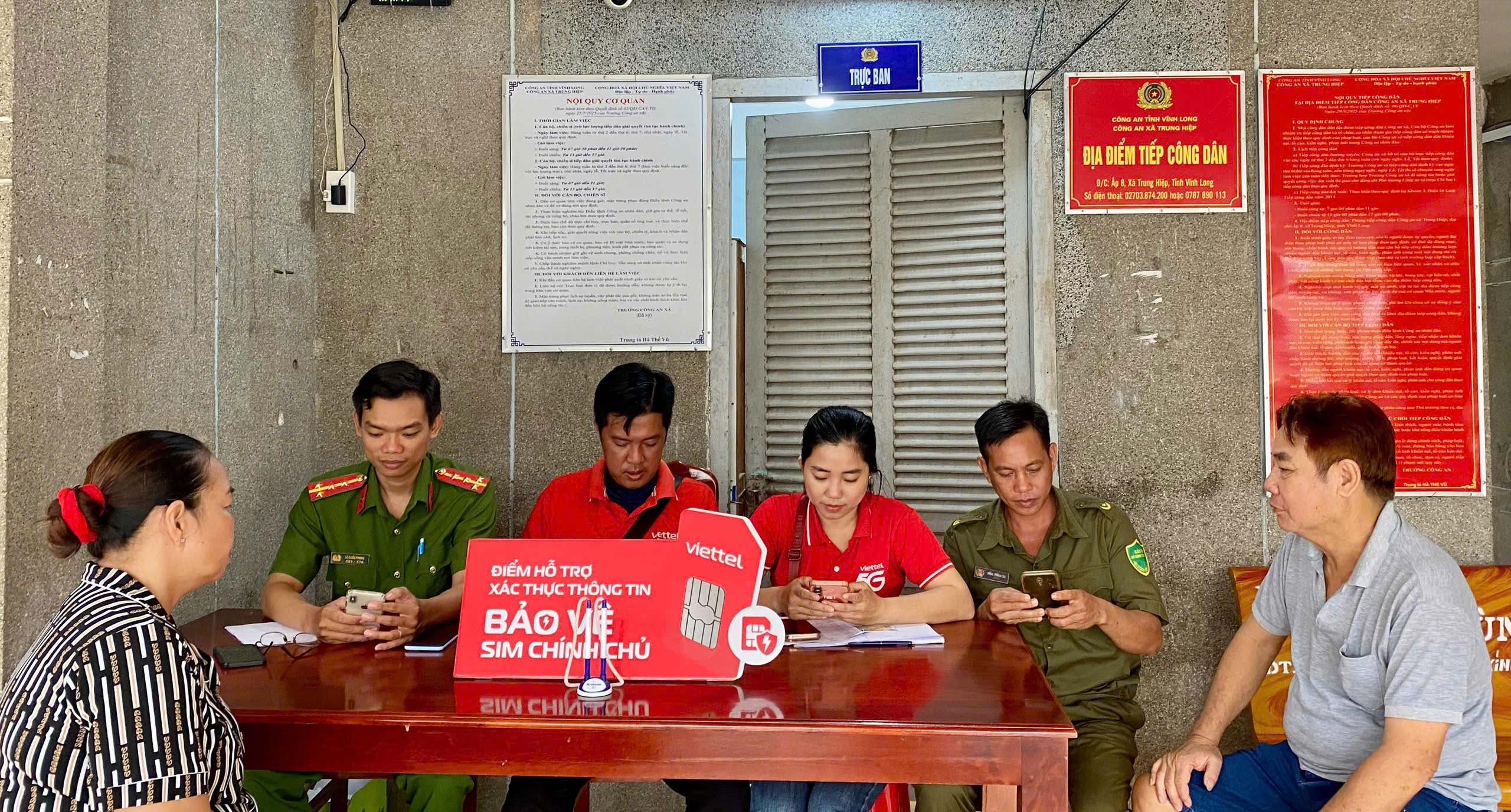 Công an xã Trung Hiệp phối hợp Viettel 
hỗ trợ xác thực sim chính chủ cho người dân
