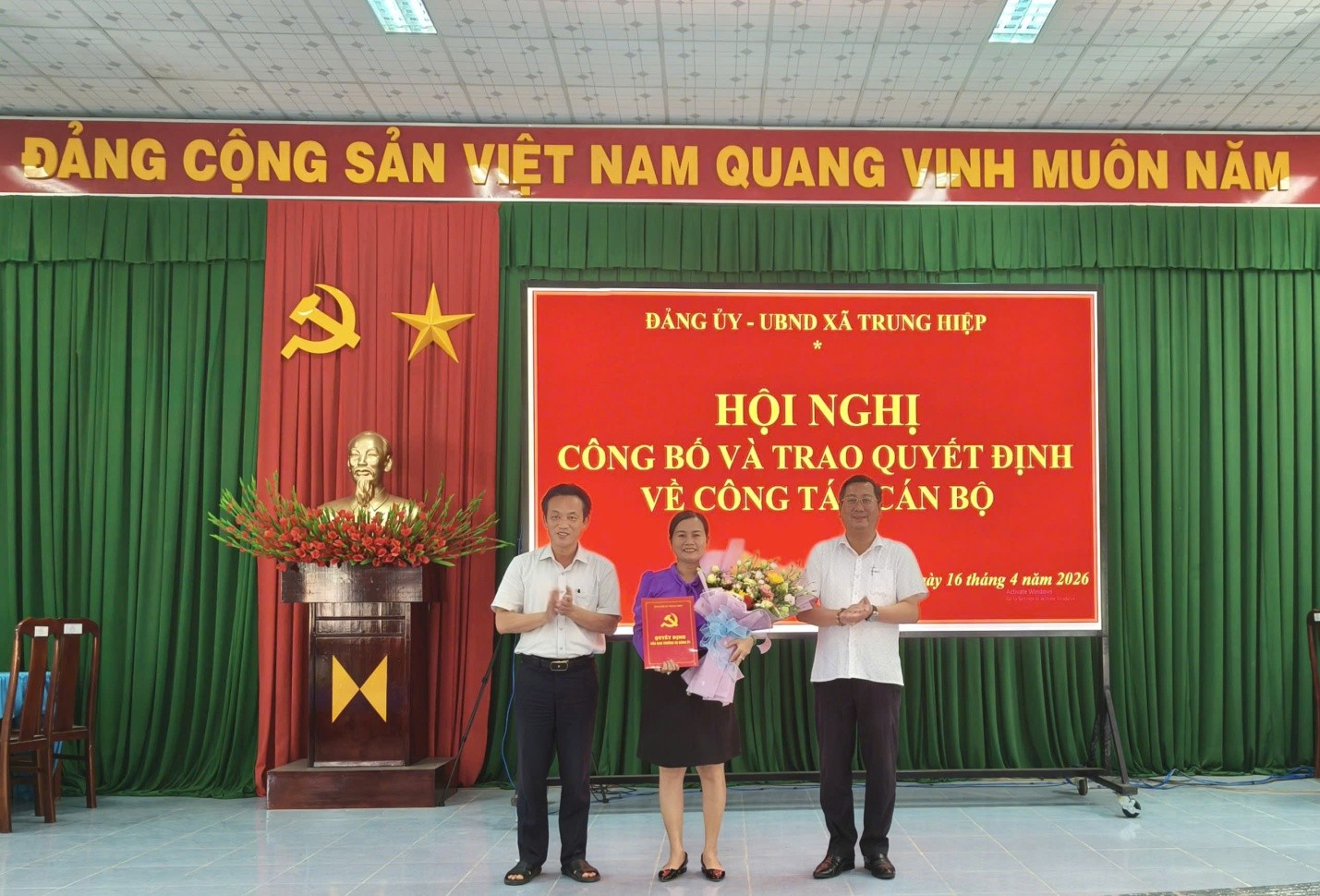 Xã Trung Hiệp trao quyết định bổ nhiệm cán bộ