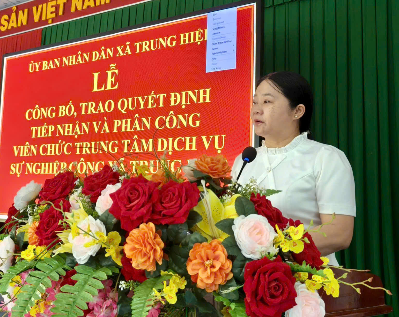 Trung Hiệp trao quyết định tiếp nhận và phân công viên chức Trung tâm Dịch vụ sự nghiệp công