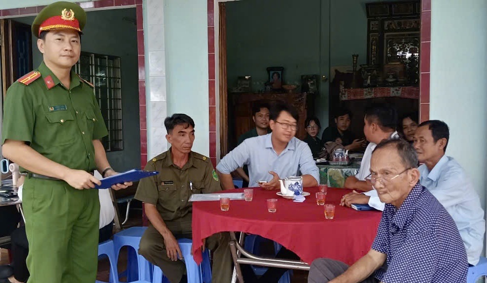Công an xã Trung Hiệp tổ chức tuyên truyền, 
hướng dẫn người dân sử dụng các tiện ích chuyển đổi số

