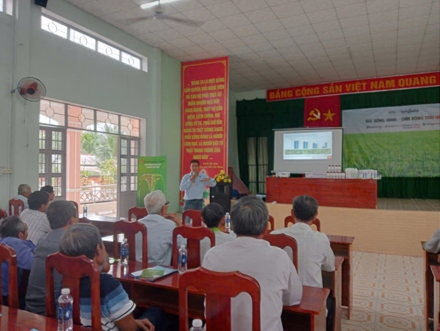 Hội Nông dân xã Trung Hiệp tập huấn kỹ thuật chăm sóc lúa