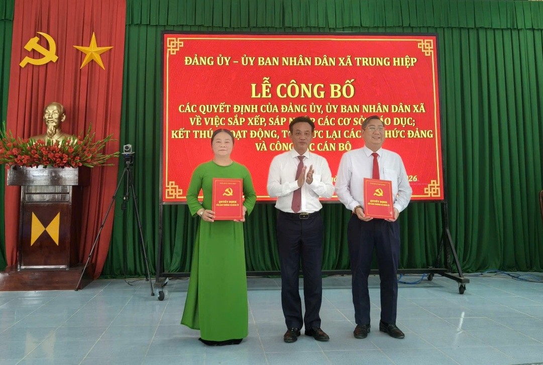 Trung Hiệp tổ chức Hội nghị công bố và trao các quyết định về kết thúc hoạt động, thành lập tổ chức đảng trực thuộc