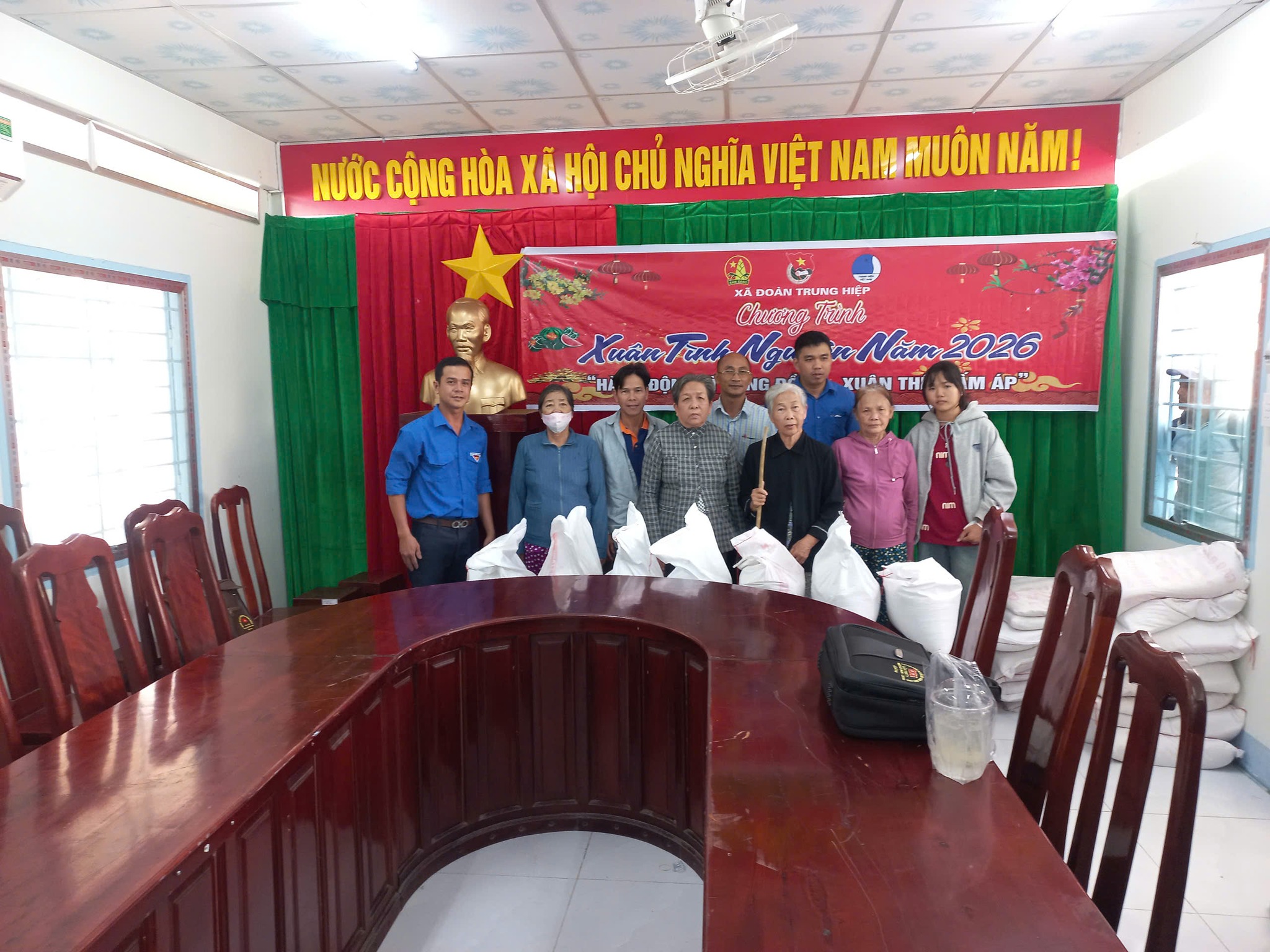 Xã đoàn Trung Hiệp tổ chức tặng hơn 2,2 tấn gạo cho các gia đình khó khăn