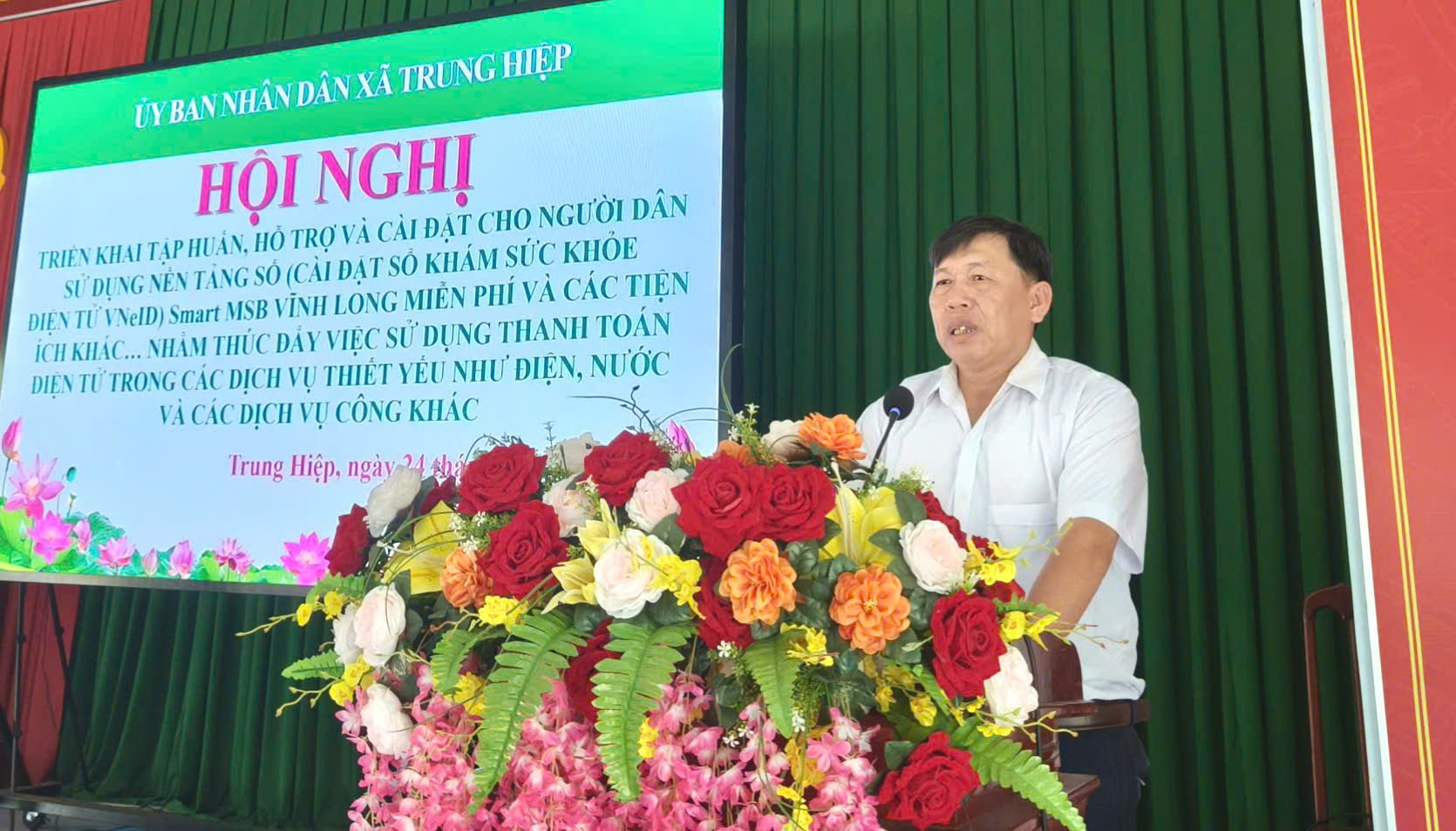 Trung Hiệp tập huấn, hỗ trợ và cài đặt cho người dân sử dụng các nền tảng số, thúc đẩy thanh toán điện tử trong các dịch vụ thiết yếu